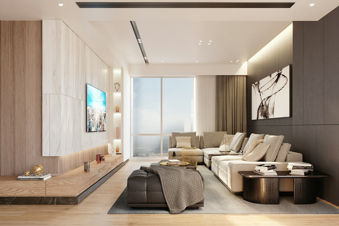 Moderne woonkamer met een grote hoekbank en een groot raam